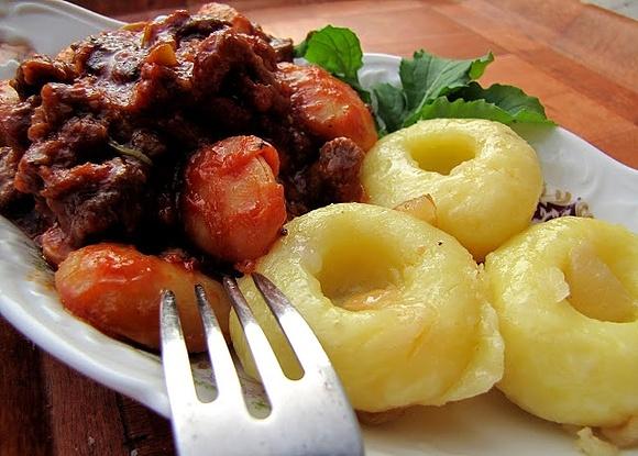 Wołowina pikantna z fasolą i kluskami śląskimi