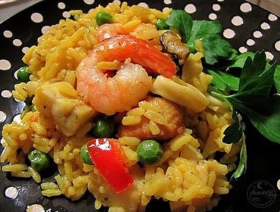 Paella z owocami morza, kurczakiem i ryżem