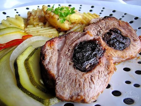 Łopatka ze śliwką i duszone ziemniaczki