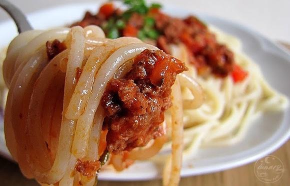 Spaghetti z sosem pomidorowo-paprykowym