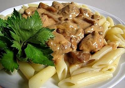 Wieprzowina z podgrzybkami w sosie pieprzowym z makaronem penne