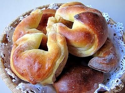 Rogaliki jogurtowe z nadzieniem różanym