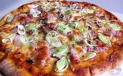 Pizza z mozzarellą boczkiem i porem
