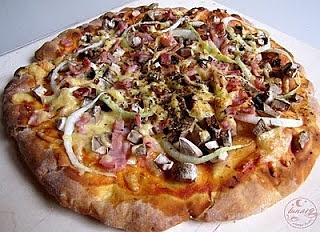 Pizza z pieczarkami, szynką i cebulą