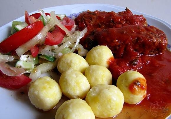 Kiełbaski z indyka w pomidorach i kuleczki serowe