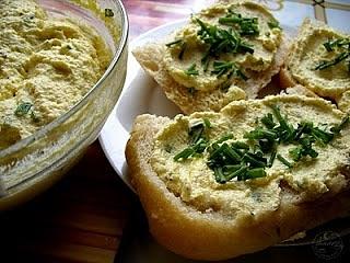Pasta jajeczna na śniadanie z jajek i szczypiorkiem