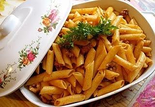Makaron Penne w sosie mięsnym z czosnkiem