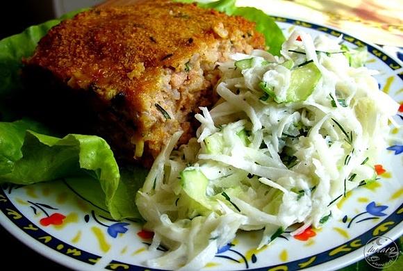 Pieczona ryżowo-mięsna piramida z surówką z kalarepki i ogórka