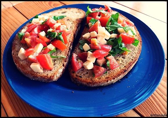 Bruschetta z pomidorem, bazylią i mozzarellą