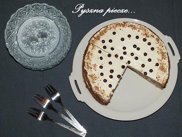 Orzechowy tort z lekkim kremem i dżemem waniliowym