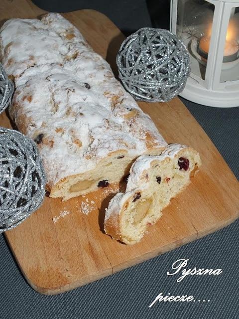 Stollen - tradycyjne ciasto bożonarodzeniowe z owocami i drożdżami
