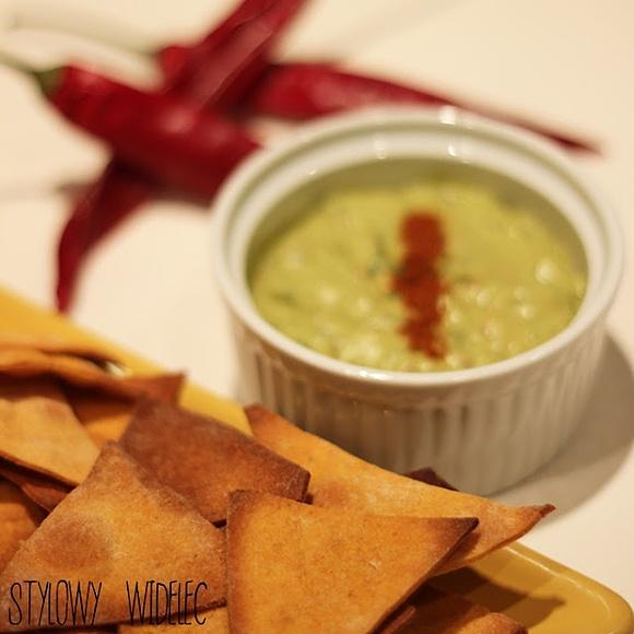 Nachos i guacamole w domu