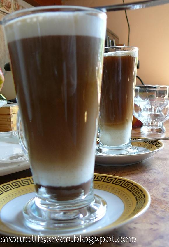 Kawa mocha pomarańczowa i latte