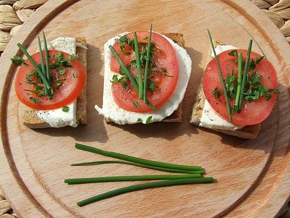 Szybkie kanapki z mozzarellą i pomidorami