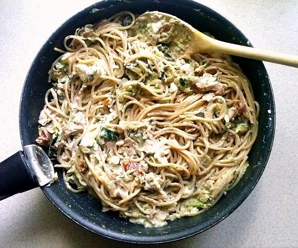 Makaron z cukinią, suszonymi pomidorami, oliwkami, szynką parmeńską i fetą