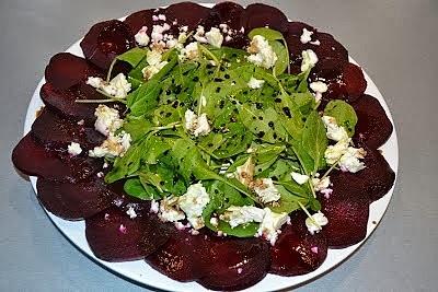 Carpaccio z buraków ze szpinakiem i kozim serem