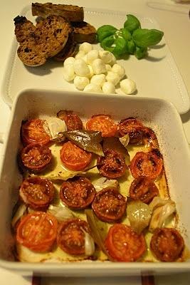Bruschetta z pieczonymi pomidorami i bazylią