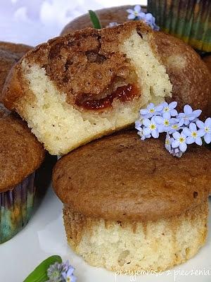 Dwukolorowe muffinki z marmoladą