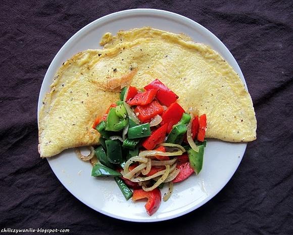 Omlet francuski z podsmażaną cebulą i papryką