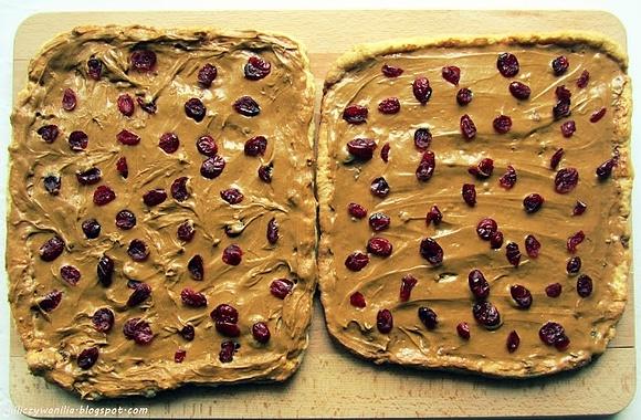 Mazurek z kajmakiem i żurawiną