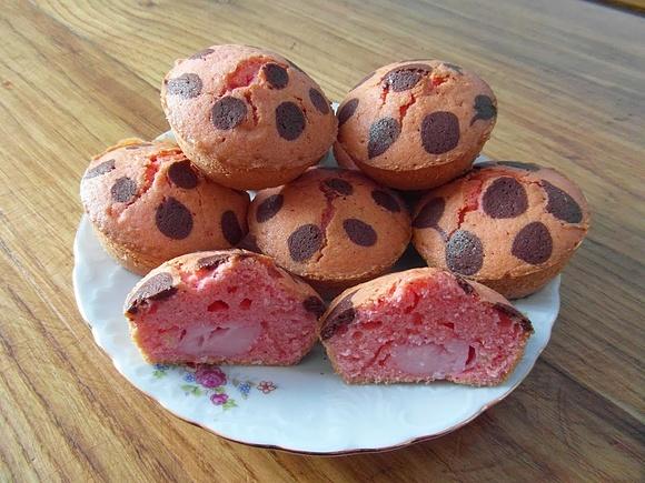 Babeczki biedroneczki z budyniem malinowym