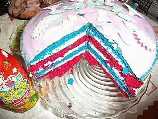 Kolorowy tort z kremem i barwnikami