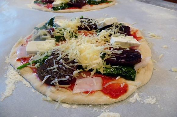Pizza ze szpinakiem burakami szynką parmeńską i serem feta