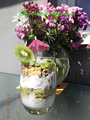 Deser z kiwi i nektarynką w szklance