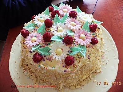 Tort śmietankowy na urodziny