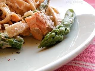 Tagliatelle ze szparagami i łososiem