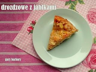 Drożdżowe ciasto z jabłkami i migdałami