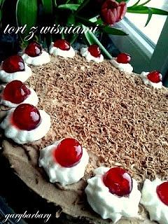 Łatwy tort wiśniowo-nutellowy z bitą śmietaną i czekoladą