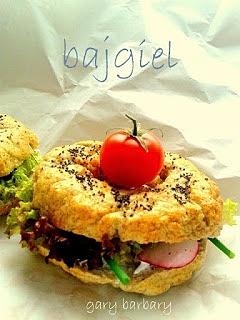 Bajgle orkiszowe z kozim serkiem i warzywami