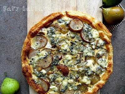 Tarta z gruszką i serem pleśniowym na kruchym spodzie