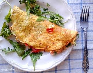 Omlet z pomidorem, fetą i rukolą
