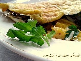 Omlet z pieczarkami cebulą i pietruszką