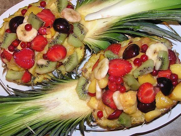 Sałatka owocowa w ananasie