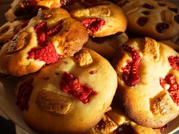 Ciasteczka z malinami i białą czekoladą