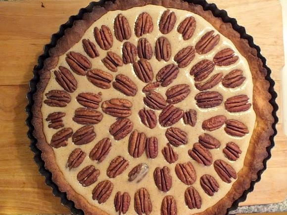 Tarta z orzechami i kremem na kruchym spodzie