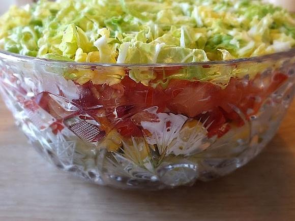 Sałatka gyros z kurczakiem, warzywami i jogurtem