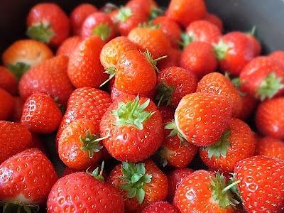 Truskawkowe ciasto z jogurtem i herbatnikami