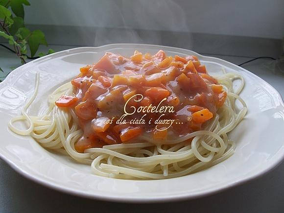Makaron spagetti z marchewką zasmażaną