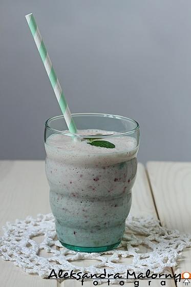Koktajl truskawkowo-bananowy z miętą na niepogodę