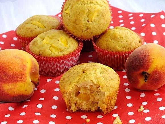 Żółciutkie muffinki kukurydziane z brzoskwiniami