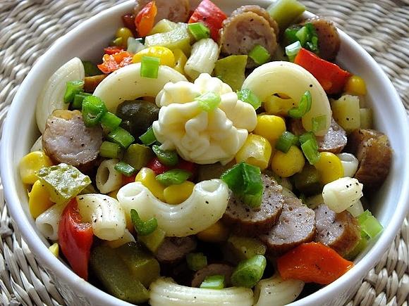 Sałatka z kabanosem i makaronem