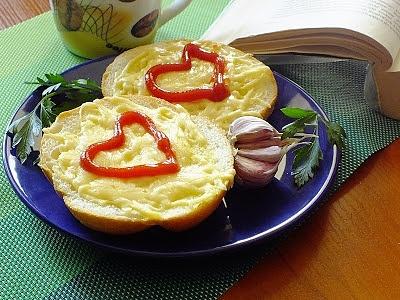 Grzanki z masełkiem czosnkowym