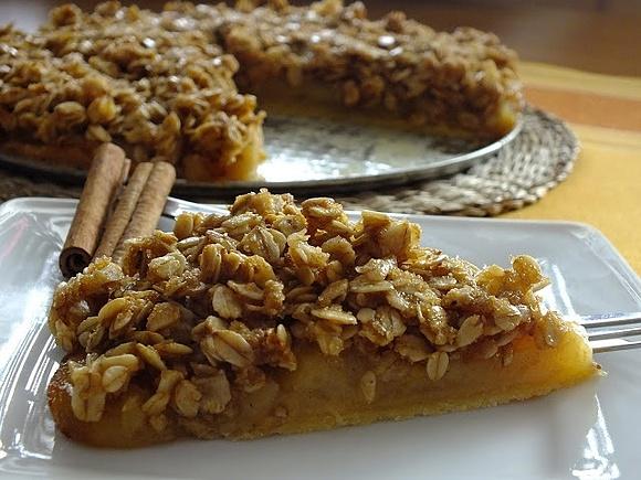 Tarta z jabłkami i owsiankową kruszonką