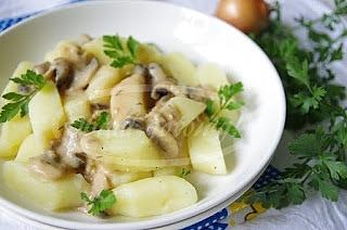Kopytka z sosem pieczarkowym