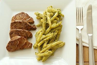 Polędwiczka wieprzowa z fasolką szparagową w pistacjowym pesto
