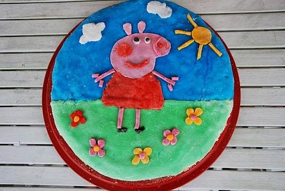 Brzoskwiniowy tort z dekoracją Świnki Peppy